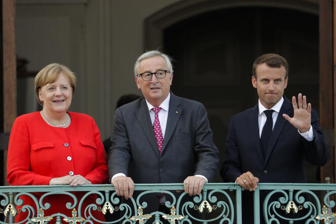 Angela Merkel et Emmanuel Macron, entourant le président de la Commission européenne Jean-Claude Junker, à Meseberg (Allemagne), le 19 juin.