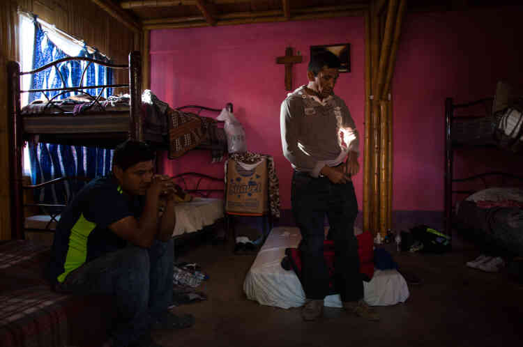 Juan Carlos Julian est originaire du Guatemala. Il se prépare à partir vers le nord après avoir passé la nuit au refuge de Las Patronas, tenu par les sœurs Romero, avant de reprendre cette traversée de tous les dangers.