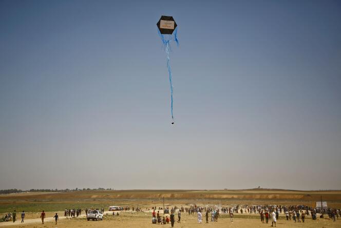 Le 8 juin, des manifestants ont lancé un cerf-volant contenant un produit inflammable depuis Gaza vers Israël.