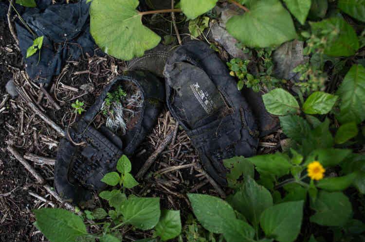 Des vêtements et chaussures sont retrouvés près d’une tombe clandestine.