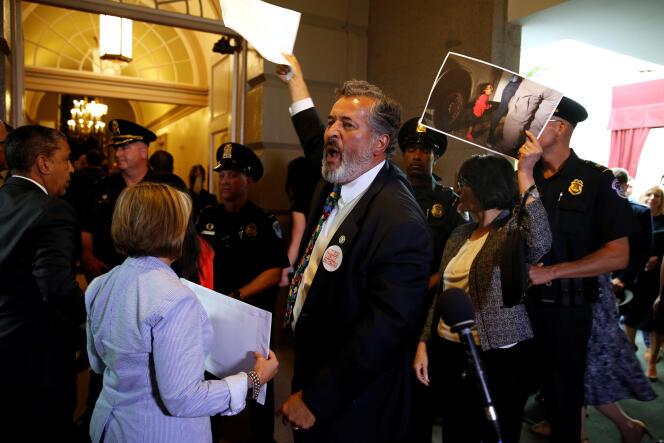 Le représentant démocrate de Californie à la Chambre Juan Vargas interpellant Donald Trump dans les couloirs du Capitole, le 19 juin.