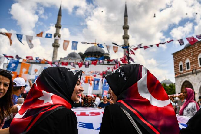 Des militantes pro-Erdogan, le 19 juin à Istanbul.