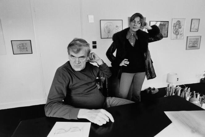 Milan Kundera et sa femme, Vera, à leur domicile parisien, en 1990.