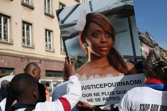 Des proches de Naomi Musenga défilent avec son portrait lors d’une marche blanche, le 16 mai, à Strasbourg.