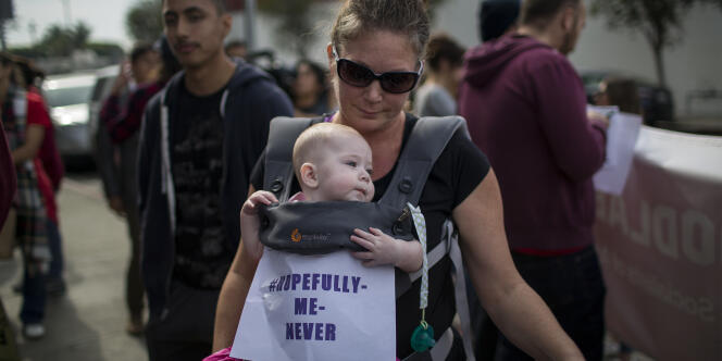Sharilyn Fields et sa fille de six mois, Lily, participent à la marche #MeToo Survivors en réponse à plusieurs scandales de harcèlement sexuel très médiatisés le 12 novembre 2017 à Los Angeles, en Californie.