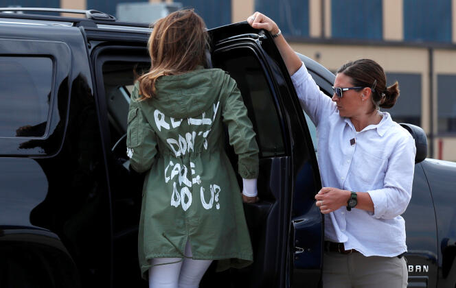 Melania Trump entre dans sa voiture, vêtue d’une veste arborant la phrase « Je m’en fiche complètement, et vous ? », le 21 juin à Washington.