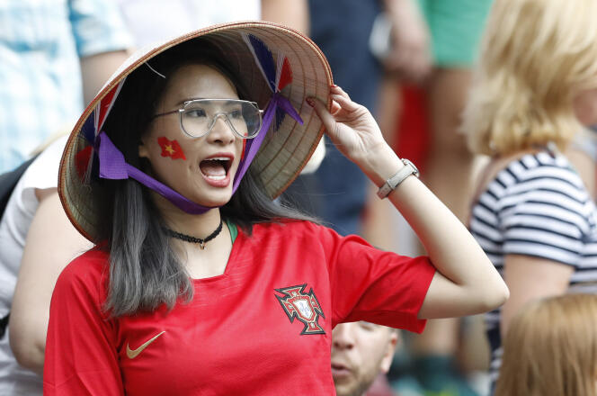 Une supportrice vietnamienne du Portugal, lors du match contre le Maroc, au stade Loujniki, à Moscou, le 20 juin.