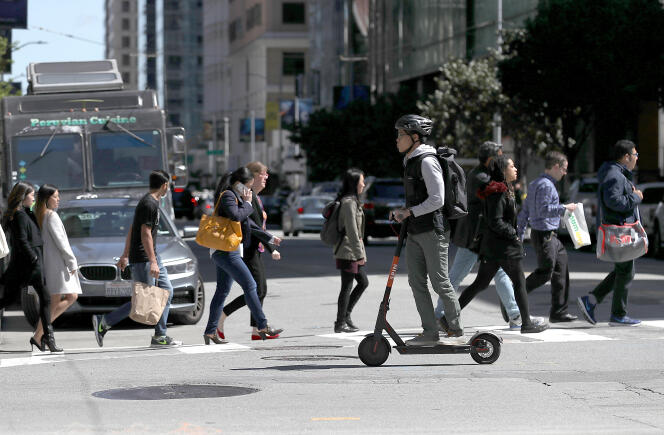 Une trottinette électrique en libre-service dans les rues de San Francisco (Californie), le 17 avril.