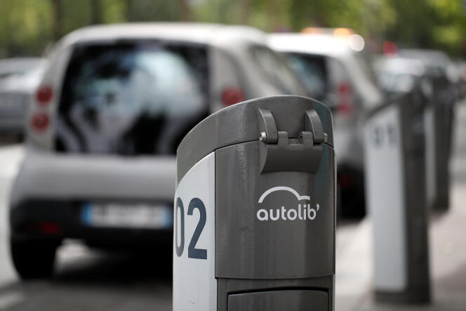 Une voiture électrique d’Autolib’ charge sur une station dans Paris, le 21 juin 2018.