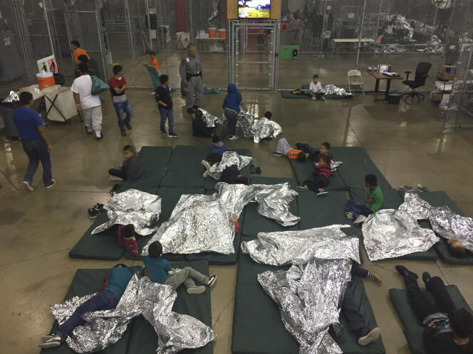 Enfants séparés de leurs parents jugés migrants illégaux, détenus au centre de McAllen (Texas), le 17 juin.