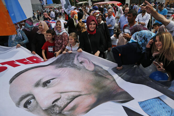 « Le choix que feront les électeurs dimanche 24 juin constituera une réponse existentielle à la profonde crise systémique dans laquelle le pays s’est enfoncé » (Photo: partisans du Parti de la justice et du développement/AKP, la formation du président Recep Tayyip Erdogan, le 18 juin, à Istanbul).