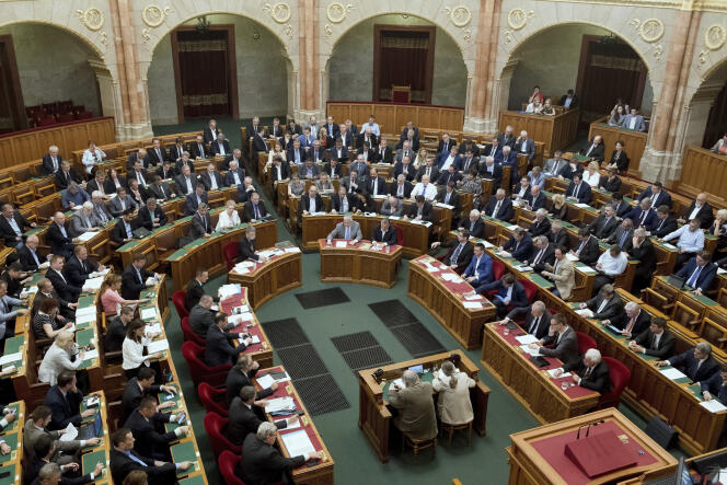 Vote de la loi rendant passible de prison l’assistance à des migrants par les parlementaires hongrois, à Budapest, le 20 juin.