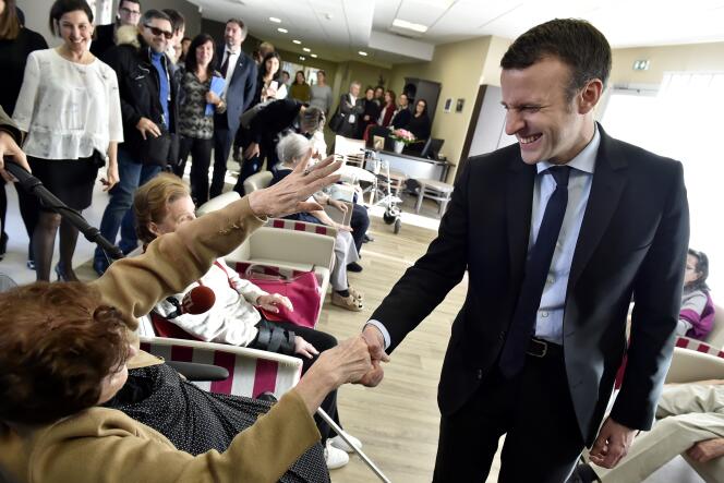 Emmanuel Macron, alors candidat à la présidence de la République, en campagne dans une maison de retraite à Talence, en Gironde, en décembre 2016.