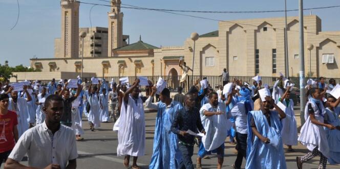 Manifestation à Nouakchott le 10 novembre 2017 contre la décision en appel de condamner à deux ans de prison le blogueur Mohamed Ould Cheikh Mkheitir jugé en première instance pour blasphème.