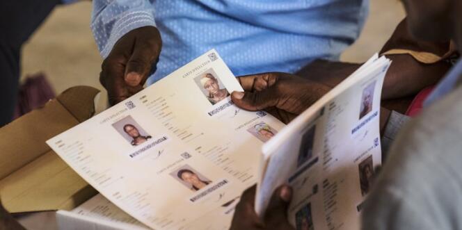 Distribution de cartes d’électeurs à Bamako, le 20 juin 2018.