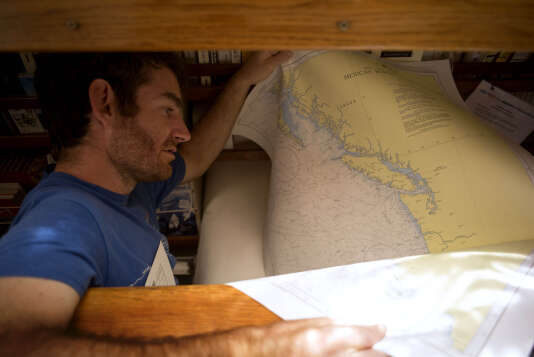 Le capitaine en second, Daniel Cron, vérifie les cartes pour la navigation à travers le Pacifique Nord, entre Hawaï et Portland (Oregon).