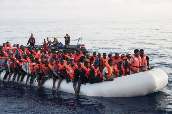 Des migrants sauvés par l’ONG Mission Lifeline, empêchés de débarquer en Italie et à Malte.