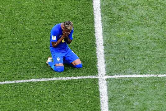 Neymar, en pleurs après le deuxième match de poule du Brésil, au stade de Saint Petersbourg, le 22 juin.