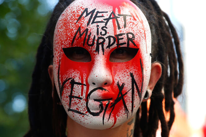 Une femme portant un masque anti-viande lors d’une manifestation organisée par l’association L214 le 10 juin 2017 à Paris.