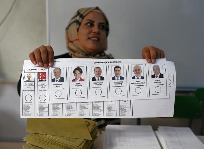 Dans un bureau de vote d’Ankara, dimanche 24 juin.