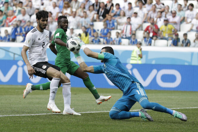 Sortie réussie pour Essam El-Hadary sur une action saoudienne, lors de son premier match dans une Coupe du monde, le 25 juin 2018.