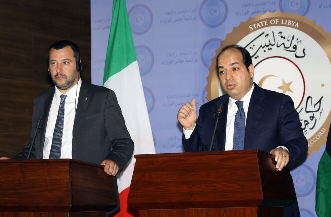 Le ministre de l’intérieur et vice-premier ministre italien, Matteo Salvini (à gauche), avec le premier ministre libyen, Ahmed Miitiq, lundi 25 juin, à Tripoli.