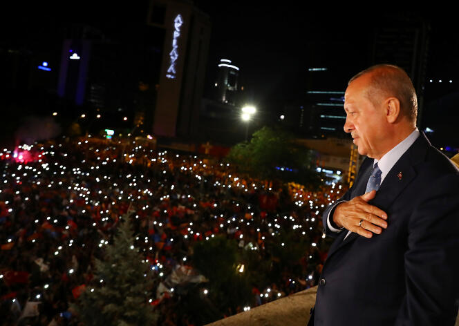 « Le chef de l’Etat, honni de la grande majorité de ses pairs européens, jouit d’une extrême popularité auprès d’une grande partie de la population » (Photo : le président turc Erdogan et ses sympathisants réunis devant le siège de l’AKP, à Ankara, le 25 juin, dans la nuit de sa réélection à la fonction suprême de la Turquie.)