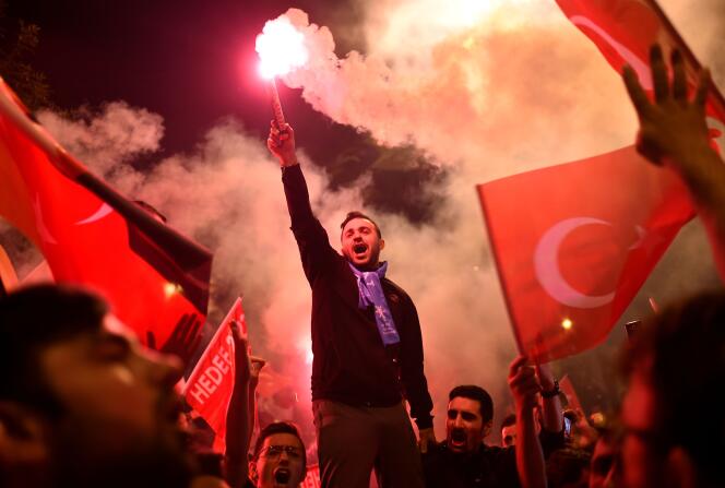 Scène de liesse populaire devant les locaux de l’AKP, le parti du président réélu, Recep Tayyip Erdogan, à Istanbul, le 24 juin.