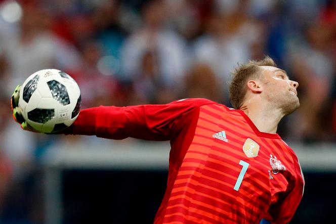 Manuel Neuer, prototype du gardien de but moderne, lors du match Allemagne-Suède de la Coupe du monde 2018, le 23 juin 2018 au stade olympique Ficht de Sotchi (Russie).
