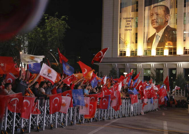 Les partisans de Recep Tayyip Erdogan fêtent la victoire de leur candidat à l’élection présidentielle, à Ankara, le 24 juin.