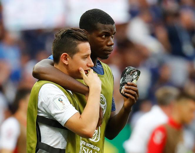 Florian Thauvin et Paul Pogba, après le match de la phase de groupes de la Coupe du monde de football 2018, opposant l’équipe de France au Danemark, le 26 juin 2018.