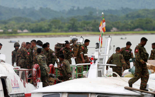 Des soldats birmans Ã  Buthidaung, le 29 aoÃ»t 2017.