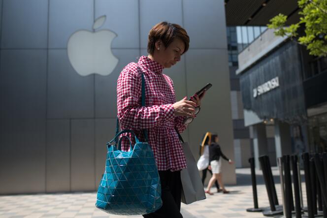 Devant le magasin Apple d’un centre commercial de Pékin, le 8 mai 2018.