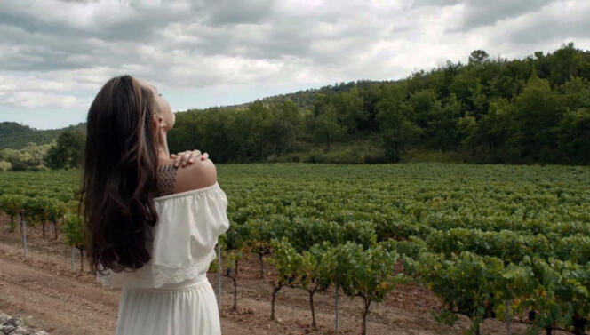 Angelina Jolie à Miraval dans une publicité pour le parfum Mon Guerlain réalisée par Terrence Malick en 2017.