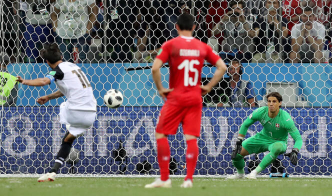 Le Costaricien Bryan Ruiz tirant un penalty contre la Suisse, le 27 juin.