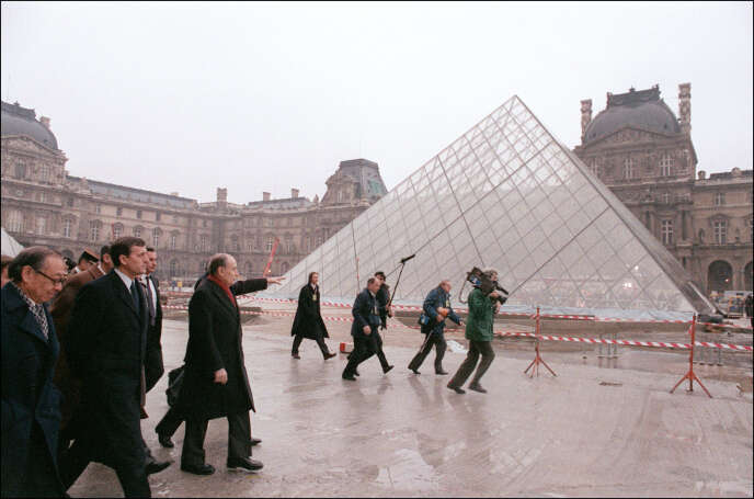 Le président de la République François Mitterrand, accompagné du ministre de la culture François Léotard (2e G) et de l'architecte américain Ieoh Ming Pei (au premier plan à gauche), visite la pyramide du Louvre à Paris, le 4 mars 1988.