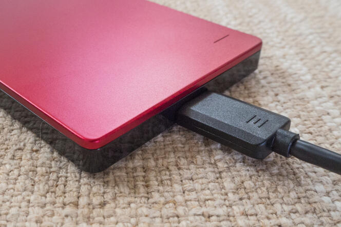 Le port USB du Backup Plus Slim remue un peu. Assurez-vous d’avoir enlevé le câble avant de transporter le disque.