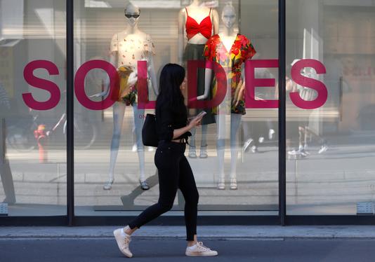 Les soldes d’été, importantes pour les magasins de prêt-à-porter, ont débuté le 27 juin.