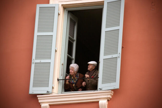 Un couple de personnes âgées, le 24 novembre 2007 à Nice.