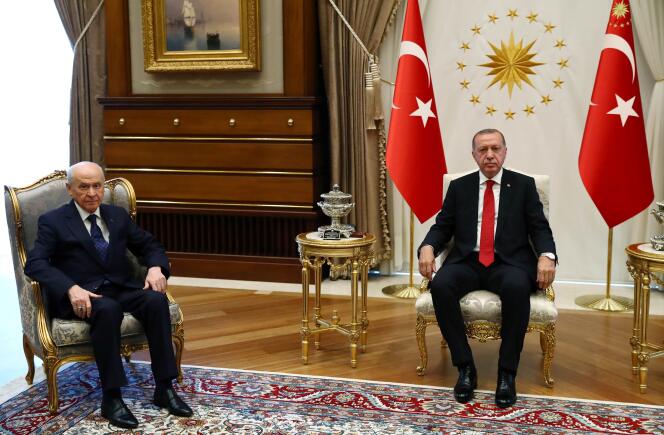 «  Le mausolée d’Atatürk n’est désormais plus capable, depuis le 24 juin, de concurrencer la mosquée de Kocatepe d’Ankara » (Devlet Bahçeli, à gauche et le président Erdogan, le 27 juin, à Ankara).