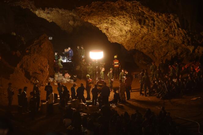Des soldats thaïlandais mettent en place des installations électriques à l’intérieur de la grotte de Tham Luang, le 26 juin 2018, alors que les opérations de recherche continuent.
