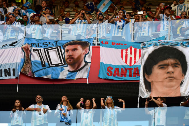 Affiches à l’effigie de Messi et Maradona, lors du match Argentine-Nigeria, à Saint-Pétersbourg, le 26 juin.