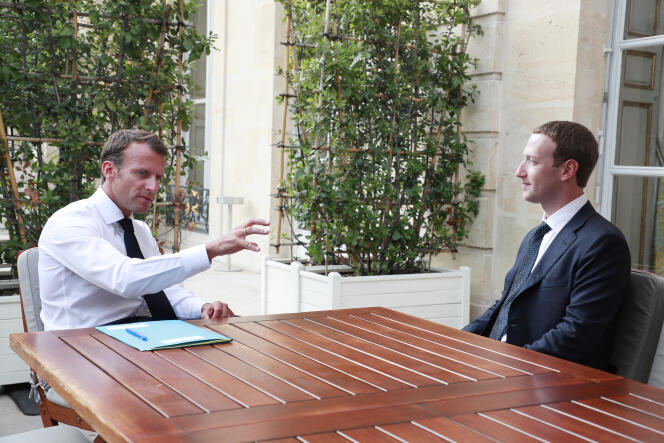 Le PDG de Facebook, Mark Zuckerberg, reçu par Emmanuel Macron lors du sommet Tech for Good, au palais de l’Elysée, le 22 mai.