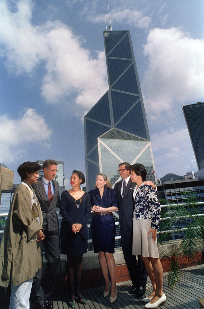 De riches Hongkongais devant la tour de la Banque de Chine, le 17 septembre 1992.