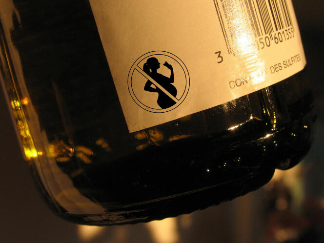 Gros plan sur le logo « Déconseillé aux femmes enceintes » sur une bouteille de vin.