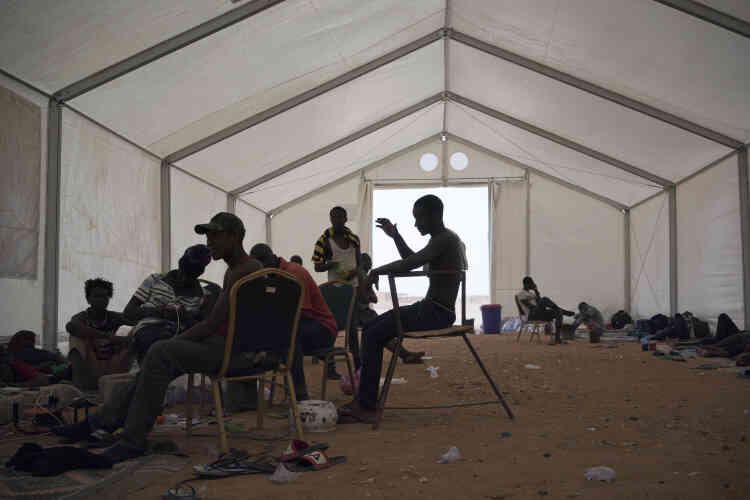 Des migrants sierra-léonais expulsés d’Algérie attendent leur rapatriement dans un centre de l’Organisation internationale pour les migrations à Agadez, le 5 juin.