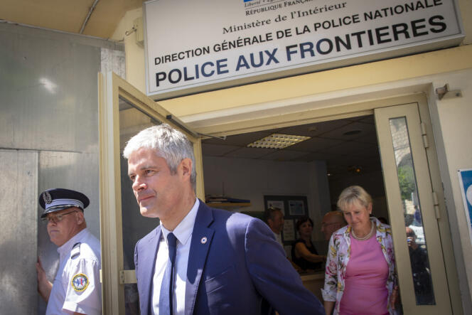 Laurent Wauquiez, président de  LR, et Nadine Morano, visitent le poste frontière Saint-Louis à Menton, le 29 juin.