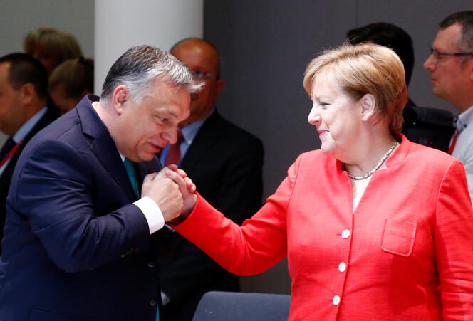 Le premier ministre hongrois, Viktor Orban, et la chancelière allemande Angela Merkel,  à Bruxelles, le 29 juin.