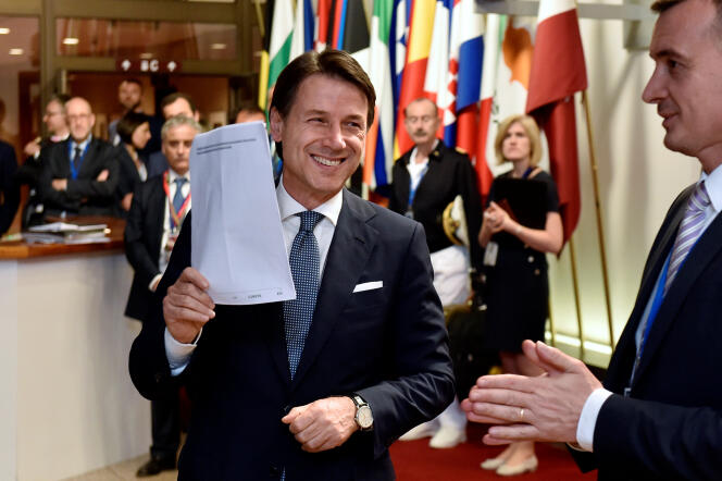 Le premier ministre italien, Giuseppe Conte, à sa sortie du sommet européen, à Bruxelles, le 29 juin au petit matin.