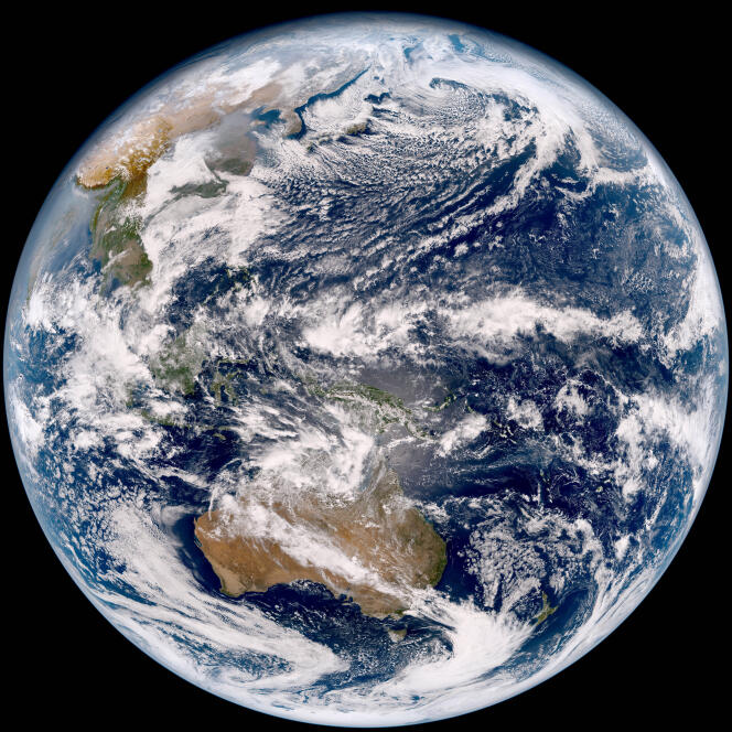 La première image envoyée par le satellite météorologique japonais Himawari-9 après son lancement du sud du Japon en novembre 2016.